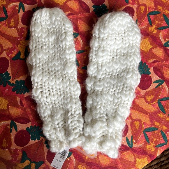 Gap cable knit mittens New with tag - Picture 3 of 9